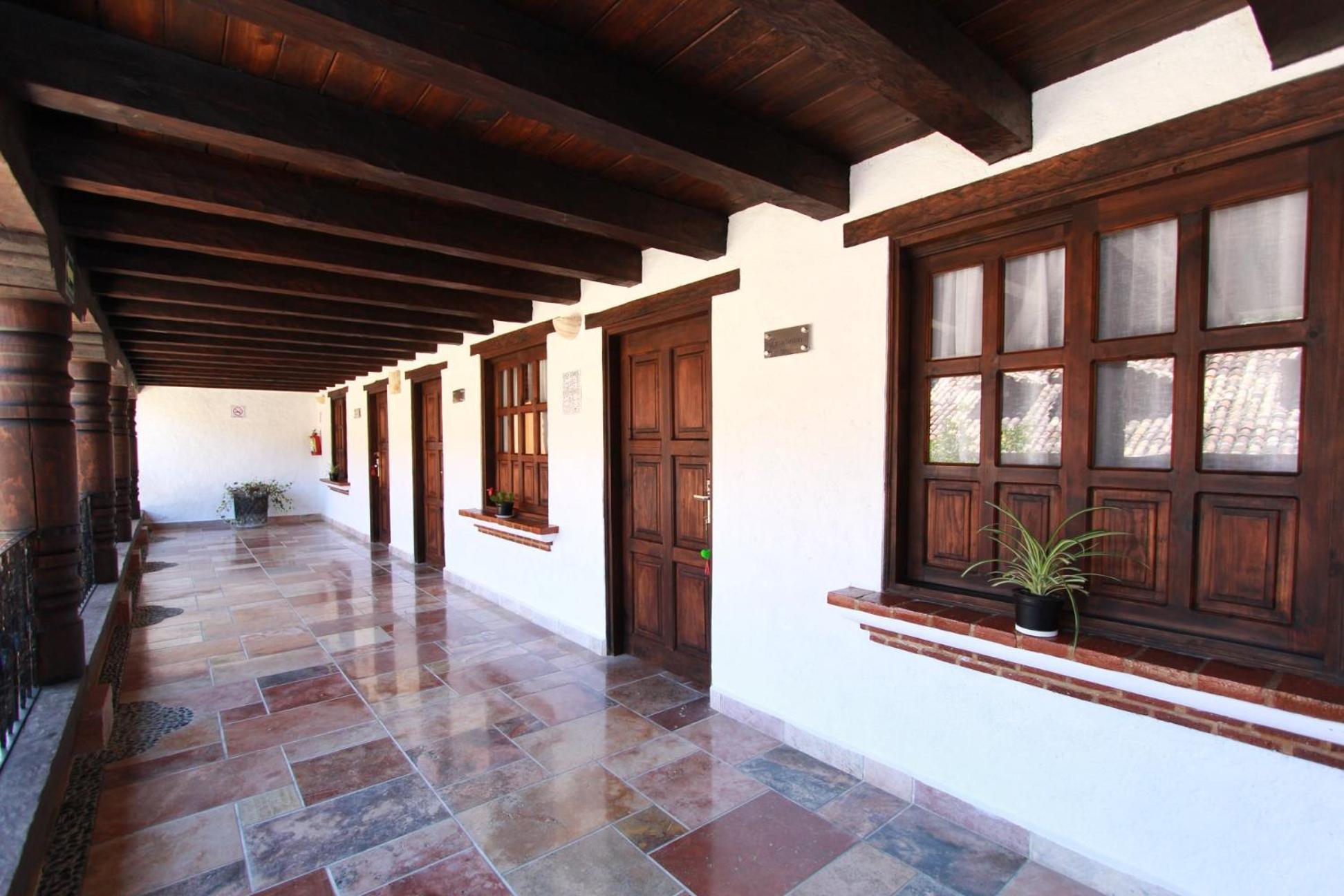 Hotel Plaza San Cristobal Inn Сан-Кристобаль-де-Ла-Касас Экстерьер фото